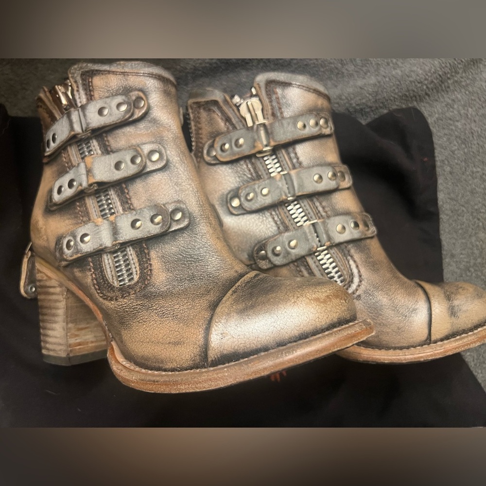 Freebird Pewter Beckett
Size 7 
Beautiful color